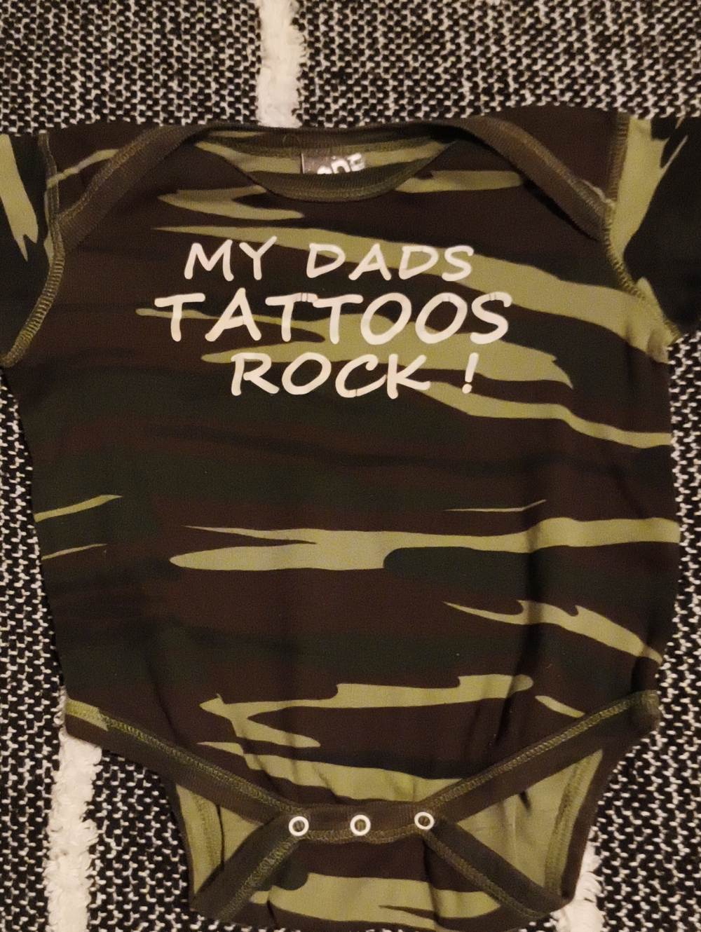 Cute Camouflage "My Dad's Tattoos Rock!" Baby Bodysuit - Green 18 Months
